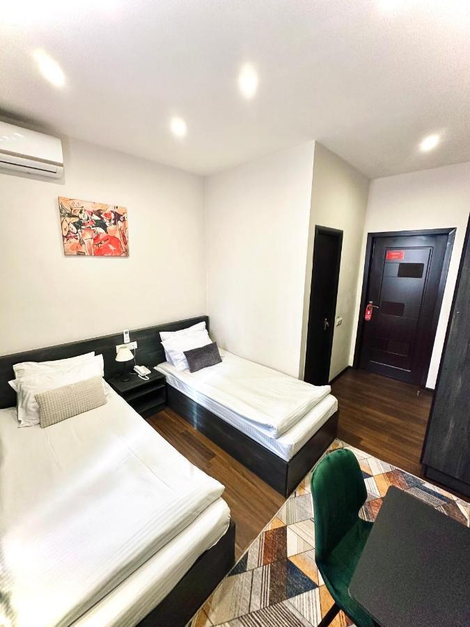Nava Hotel Ереван Екстериор снимка